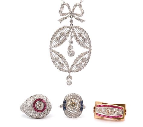 Sélection variée de bijoux anciens et d'occasion exposés dans une vitrine.