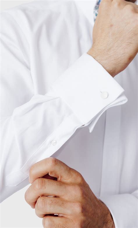 Exemple d'association d'une chemise à poignets mousquetaire avec des boutons de manchette en argent