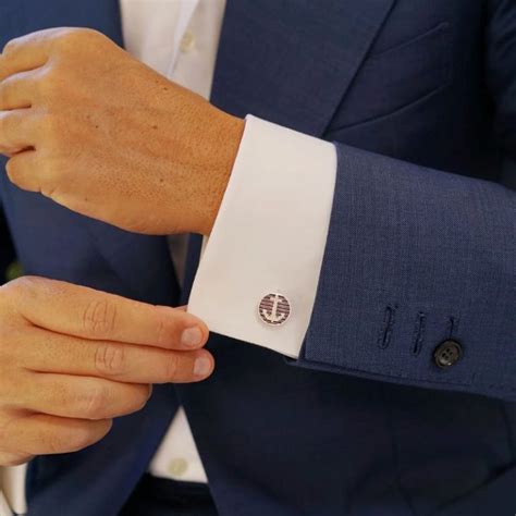 Graveur travaillant sur un bouton de manchette en argent