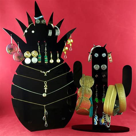 Collection de divers présentoirs pour colliers, bracelets, boucles d'oreilles et bagues