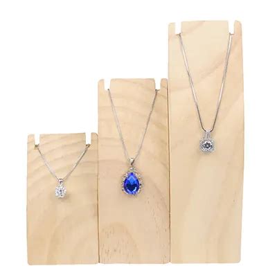 Présentoir à colliers fait maison à partir de rouleaux de papier toilette