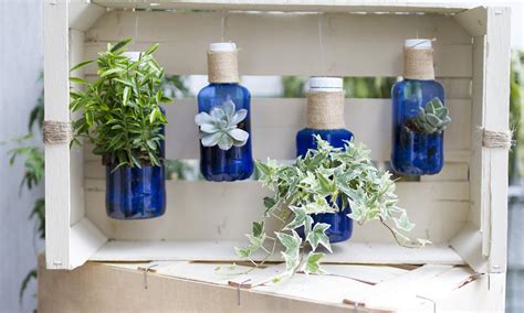 Collection de porte-bijoux DIY créés à partir d'objets recyclés : échelle, cintre, cage à oiseaux