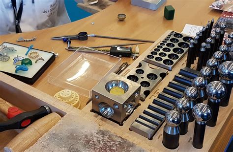 Photo d'un atelier de joaillerie avec des outils et des bijoux en cours de fabrication