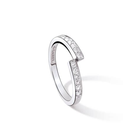 Collection Envol de Garel, gros plan sur une bague avec un sertissage aérien et un motif elliptique.