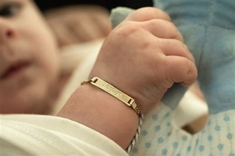Illustration d'une gourmette pour bébé gravée avec un prénom et une date de naissance