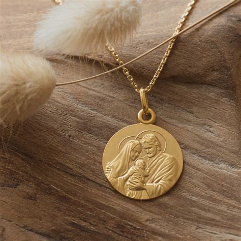 Comparaison visuelle entre une médaille de baptême et une gourmette de baptême