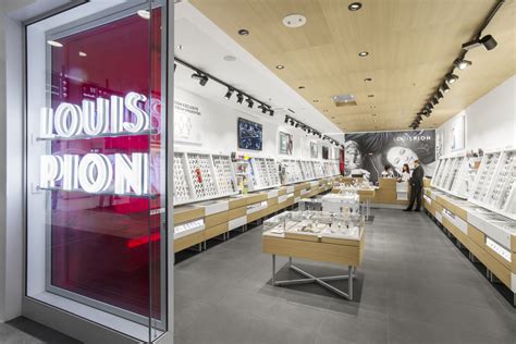 Vitrine de la boutique Louis Pion présentant des montres et des bijoux.