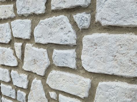 Comparaison visuelle entre une fausse pierre en plastique et une pierre naturelle