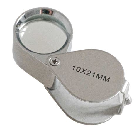 Utilisation d'une loupe x10 pour examiner une pierre gemme