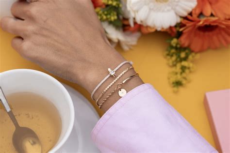 Illustration montrant comment éviter les frottements entre plusieurs bracelets