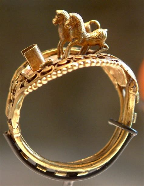 Illustration de la bague aux chevaux de Ramsès II ou une représentation stylisée de l'Égypte ancienne.