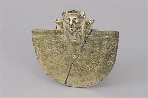 Image d'une bague ornée d'une tête de lionne, mettant en avant la finesse et la hardiesse.