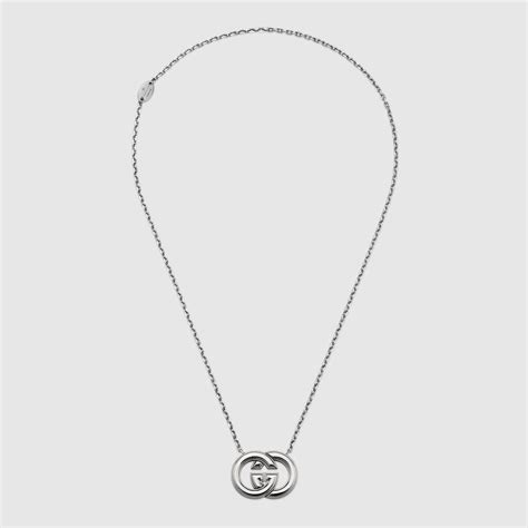 Collier Gucci Interlocking G porté sur un décolleté
