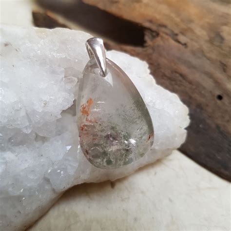Pendentif en argent massif orné d'un quartz lodolite aux inclusions spectaculaires.