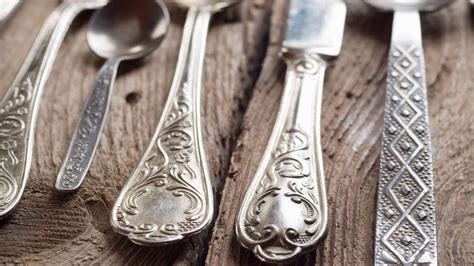 Service de couverts en argent massif pour une table de fête élégante