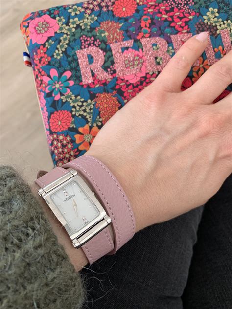 Collection variée de bracelets interchangeables pour femme : cuir, métal, perles, tissu