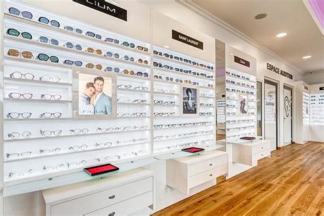 Vitrines de lunettes de marque dans un magasin d'optique