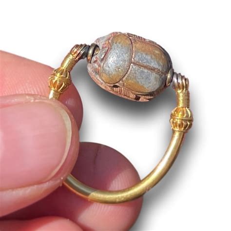 Photographie d'une bague sigillaire égyptienne avec un scarabée gravé
