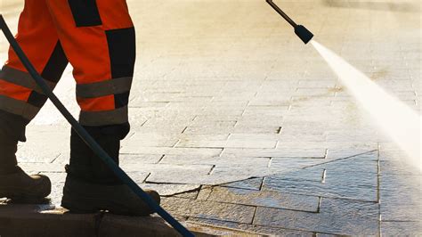 Schéma comparant le jet d'eau d'un karcher et le nettoyage doux de la pierre bleue