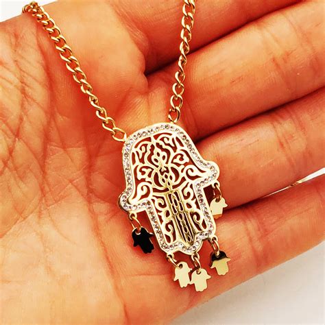 Illustration d'une variété de pendentifs porte-bonheur, tels que des trèfles, des mains de Fatma, des yeux bleus, des fers à cheval et des cœurs.