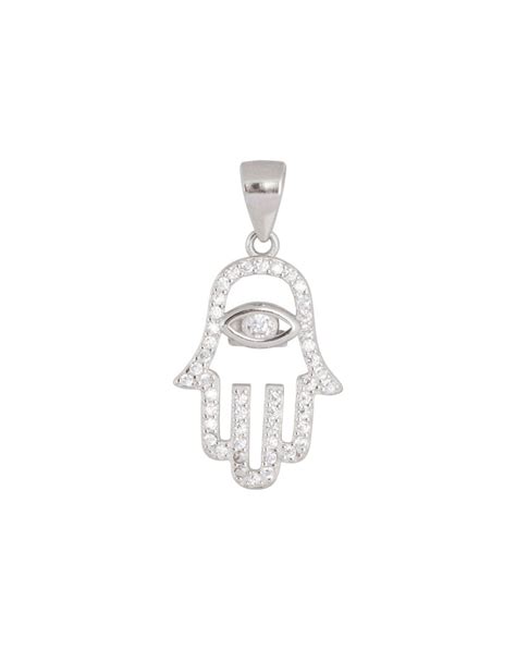 Gros plan sur un pendentif en forme de main de Fatma avec un œil au centre.