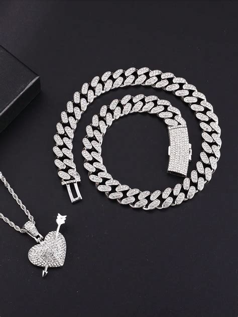 Exemples de looks masculins avec différentes chaînes en argent et pendentifs.