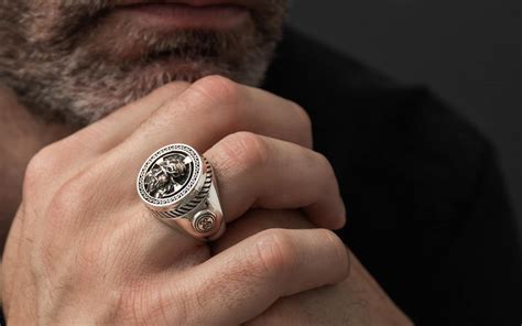 Chevalière pour homme ornée du symbole de la Vierge