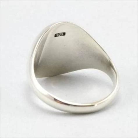 Détail d'une chevalière en argent avec gravure du signe Vierge