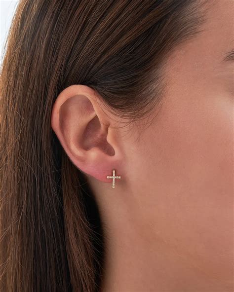 Photo de clous d'oreilles en argent 925 représentant trois petits cercles entrelacés.