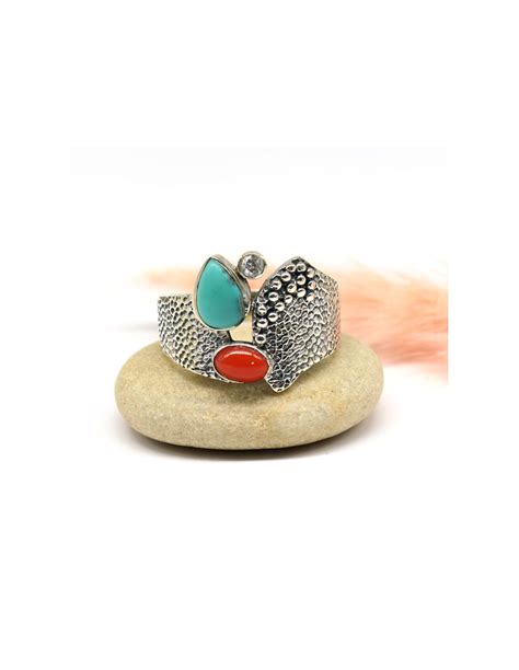 Photo d'une bague ethnique en argent en forme de bouclier avec des motifs en relief.