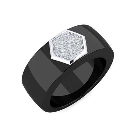 Collage de différentes bagues ethniques pour hommes avec des symboles forts.