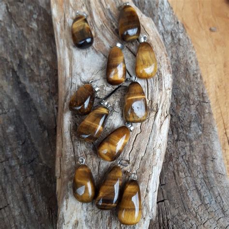 Collection de bijoux variés (bagues, pendentifs, boucles d'oreilles) ornés de pierres œil de tigre.