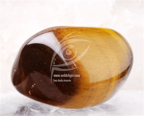 Illustration montrant comment nettoyer et recharger une pierre œil de tigre au soleil et à la lune.