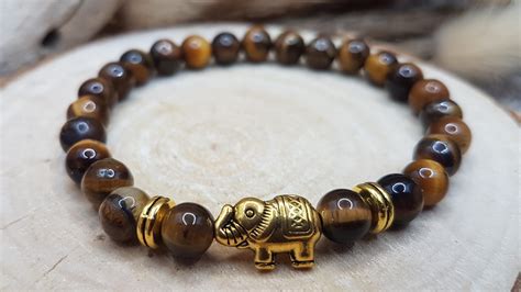 Comparaison visuelle de différents styles de bracelets œil de tigre : perles rondes, pierres brutes, montures métalliques.