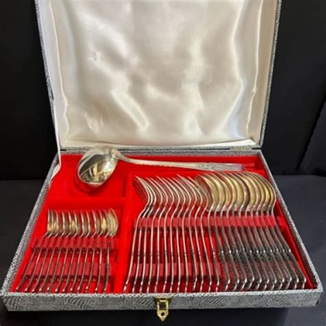 Photo d'une ménagère en métal argenté avec son coffret d'origine