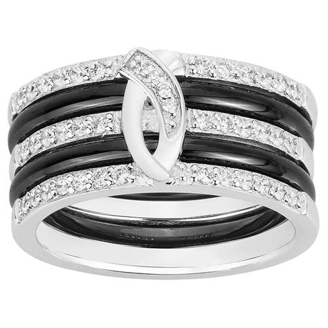 Illustration d'une bague en argent et céramique noire pour femme, mettant en valeur le contraste des matériaux.