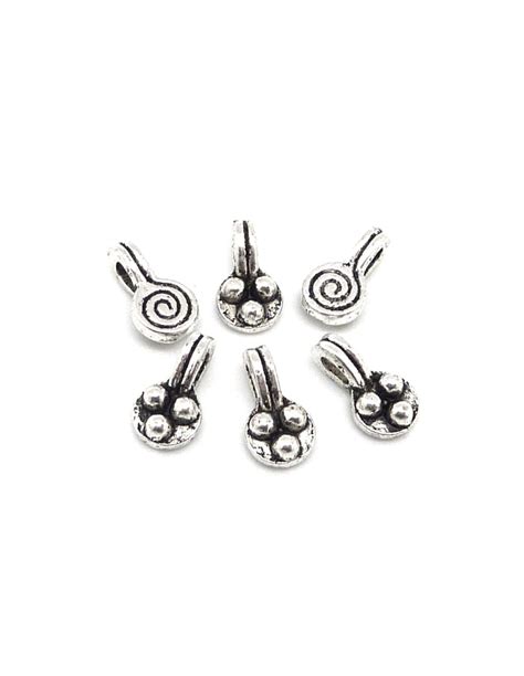 Collection variée de perles et de petites breloques géométriques en argent 925.