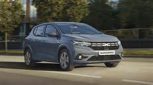 Vue de face de la Dacia Sandero avec sa nouvelle calandre et signature lumineuse en T inversé