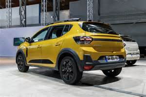 Vue de profil de la Dacia Sandero mettant en avant les nouvelles lignes et jantes