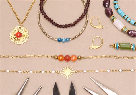 Vue d'un assortiment de fournitures pour la création de bijoux : perles, breloques, fermoirs, fils.
