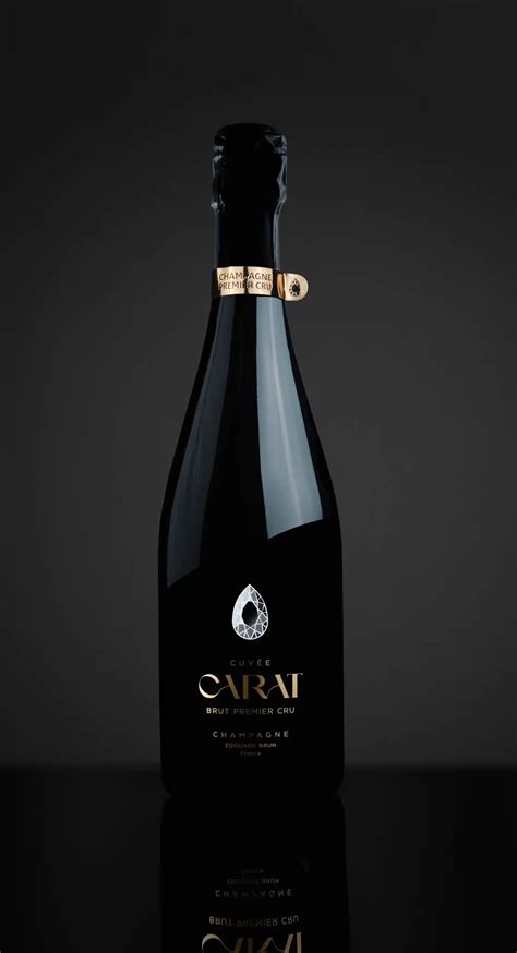 Photographie d'une bouteille de Champagne Cuvée Carat dans un cadre élégant