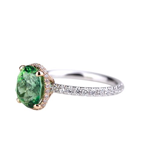 Bague en or blanc sertie d'une tourmaline rose aux nuances délicates