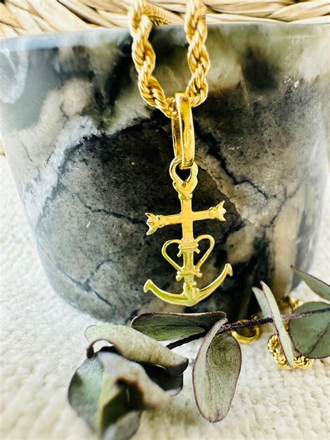 Exemples de pendentifs pour chaînes en or homme (astrologiques, religieux, symboliques)
