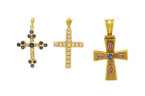 Gros plan sur une croix sertie de saphirs jaunes sur un bracelet