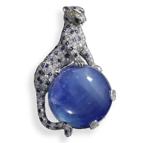 Broche Panthère de Cartier en saphir cabochon de 152 carats, saphirs calibrés et diamants jonquille