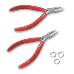 Deux pinces plates utilisées pour ouvrir un anneau de bijou