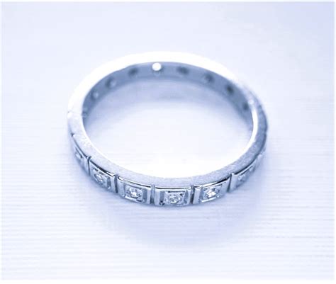 Photographie d'une alliance en or blanc 18 carats sertie de diamants
