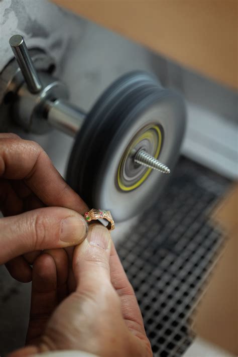 Photographie d'un atelier de joaillier avec des outils et des bijoux en cours de fabrication