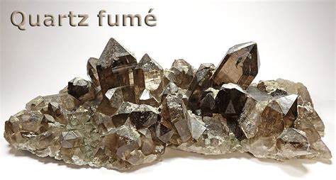 Photographie de différents types de quartz, incluant du quartz fumé, du cristal de roche et un exemple de gwindel.