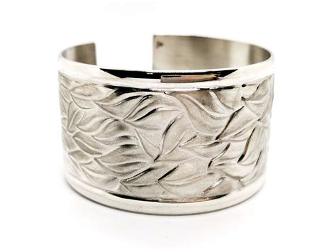 Illustration d'un bracelet manchette en argent thaïlandais avec des motifs traditionnels